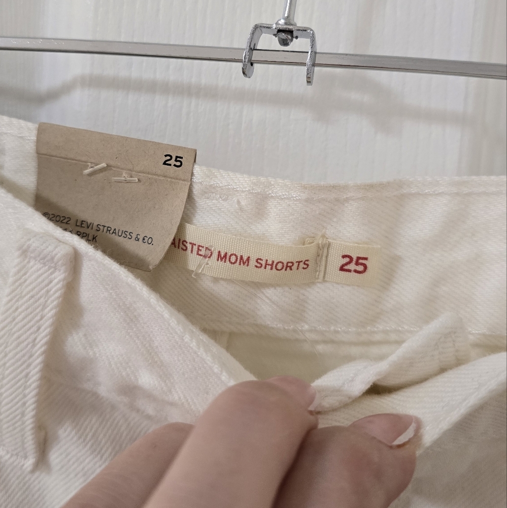 Levi's Original White High Waisted Mom Jean Shorts New Size 25 - Picture 6 of 8